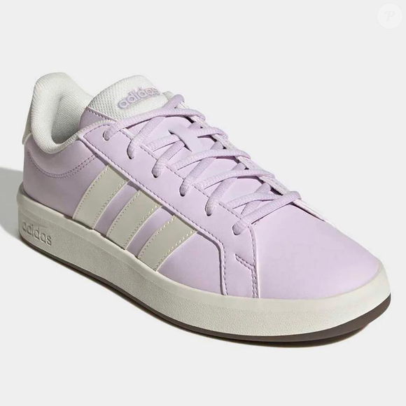 O Adidas Grand Court Base 3.0 conquista pela combinação de conforto, versatilidade e design minimalista. Na tonalidade roxa inspirada nos campos de lavanda, o modelo promete renovar os looks do dia a dia com sofisticação