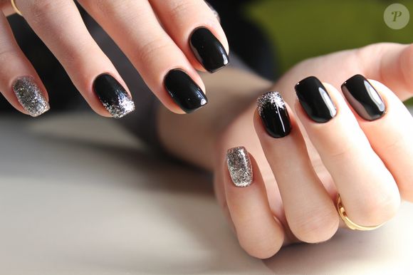 Unhas decoradas com glitter prateado e esmalte preto vão agradar quem ama brilho