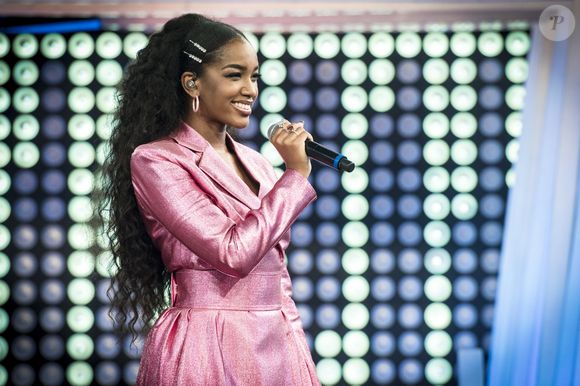 Iza esbanja estilo com presilha dupla em penteado estiloso na TV