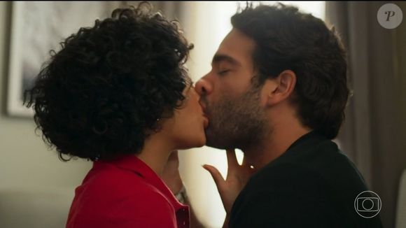 Web detonou personagem de Humberto Carrão após beijo na boca em Maria de Fátima (Bella Campos): 'Tóxico'