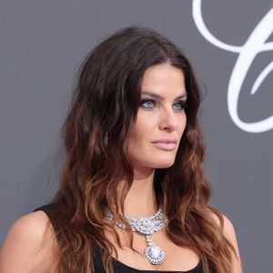 Com vestido inspirado em Elizabeth Taylor e joia raríssima da Chopard, Isabeli Fontana brilhou no amfAR Gala Cannes 2026 com o mesmo colar usado por Beyoncé