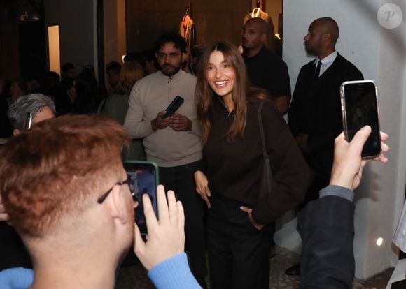 A inauguração da nova loja da Mondepars reuniu uma multidão em São Paulo. Sasha Meneghel apareceu sorridente e acenou para os fãs que acompanharam o evento