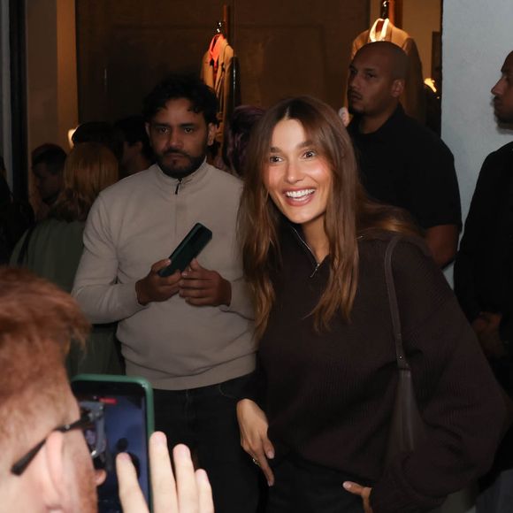 A inauguração da nova loja da Mondepars reuniu uma multidão em São Paulo. Sasha Meneghel apareceu sorridente e acenou para os fãs que acompanharam o evento