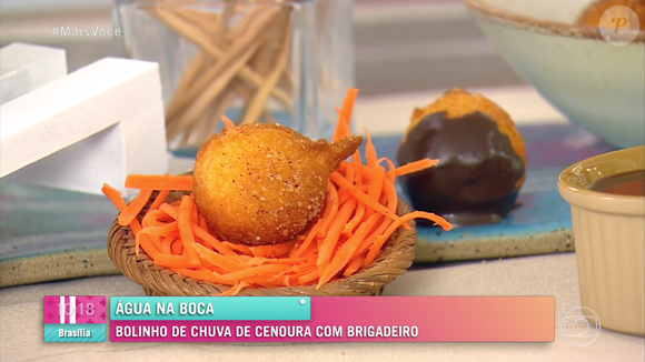 Se desejar, 'molhe' o bolinho de chuva de cenoura no bolinho e se delicie!