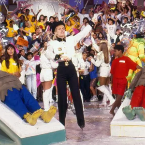 Xuxa na época do 'Xou da Xuxa' com uma produção branca e preta.