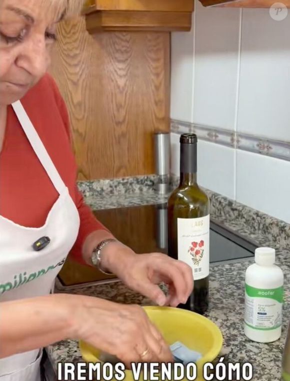 Conchita nos conta seu truque para remover manchas de vinho comuns hoje em dia, sem precisar esfregar. Ela mistura partes iguais de água oxigenada e detergente de louça (qualquer tipo serve, não).