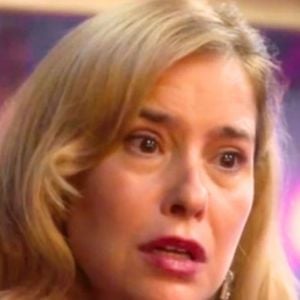 Lígia morre em 'Garota do Momento'? Após terrível incêndio armado por Juliano, mãe de Beto fica entre a vida e a morte na novela