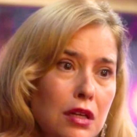 Lígia morre em 'Garota do Momento'? Após terrível incêndio armado por Juliano, mãe de Beto fica entre a vida e a morte na novela