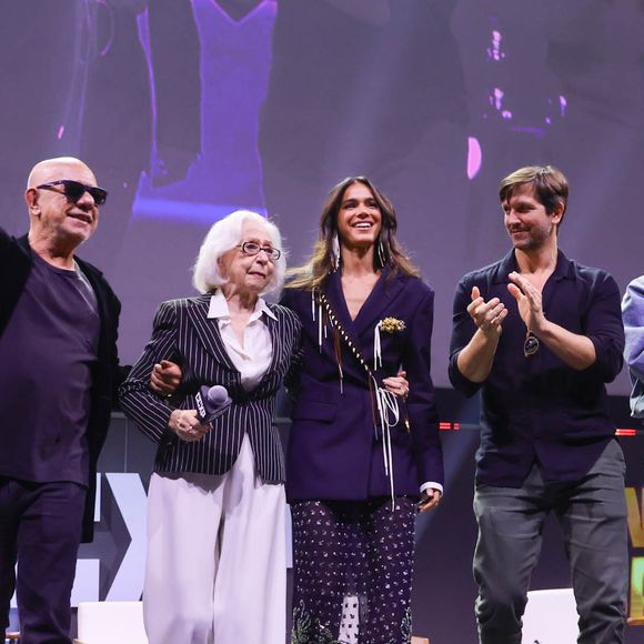 Dirigido por Cláudio Torres, “Velhos Bandidos” acompanha Marta (Fernanda Montenegro) e Rodolfo (Ary Fontoura), um casal de aposentados que decide planejar um audacioso assalto a banco.