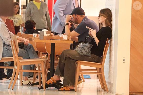 Isabelle Drummond mostrou que o luxo também pode ser acompanhado de fofura. A atriz passeou com o chihuahua Moysés em uma bolsa Dior avaliada em quase R$ 20 mil, combinando o item com uma sandália Hermès e peças de estilo minimalista