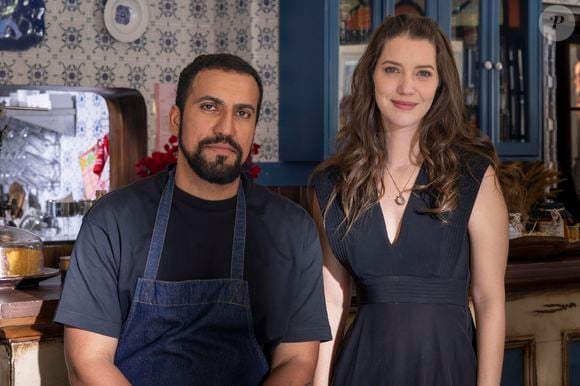 Joel (Ricardo Teodoro) não acredita na história que Otoniel lhe conta de como conheceu Francesca, mas reconhece o afeto dele.