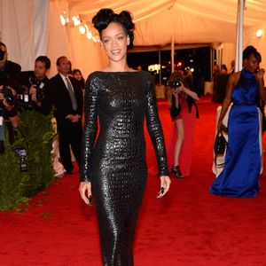 Look minimalista de Rihanna no Met Gala 2012 traz silhueta reta, cabelo curto e estética moderna