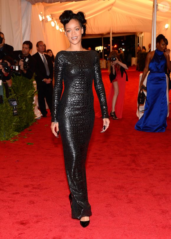 Look minimalista de Rihanna no Met Gala 2012 traz silhueta reta, cabelo curto e estética moderna