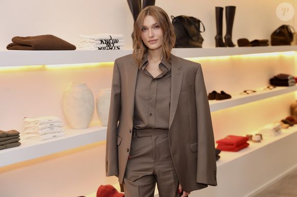 O look officecore em tom marrom chocotone, usado por Sasha Meneghel na inauguração da pop up da sua marca no Rio de Janeiro, reflete exatamente essa proposta: unir sofisticação, conforto e um toque contemporâneo