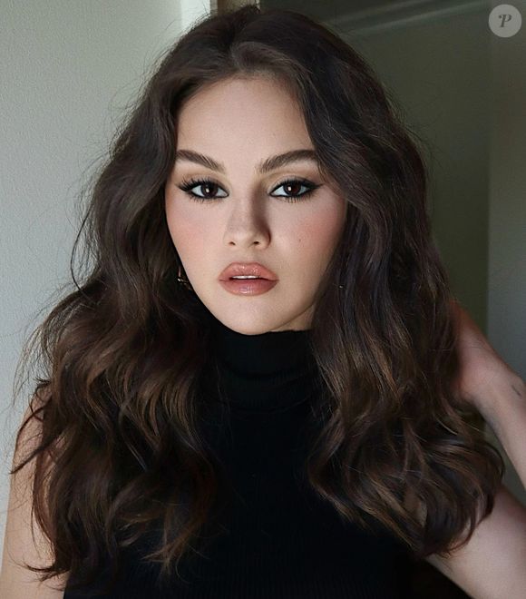 Cabelo cor castanho é tendência de Selena Gomez