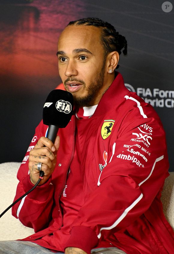 Nos últimos anos, Lewis Hamilton assinou com a Ferrari para competir na Fórmula 1
