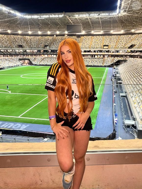 Vic Nacif é dona de um perfil com 1,2 milhões de seguidores, onde ela mostra ida a jogos e comenta lances do futebol