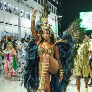 Iza encarou mais um dia de ensaios embaixo de chuva