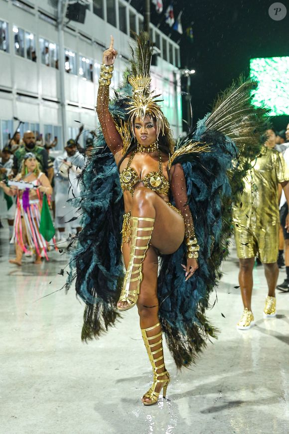 Iza encarou mais um dia de ensaios embaixo de chuva