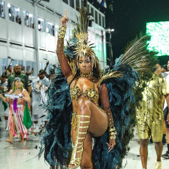 Iza encarou mais um dia de ensaios embaixo de chuva