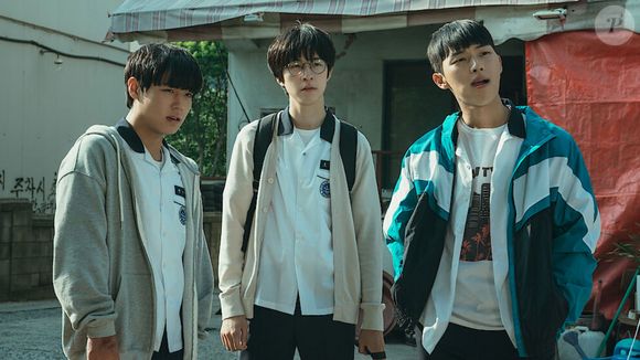 Em 'Classe dos Heróis Fracos', um aluno brilhante enfrenta o bullying com inteligência e forma um trio improvável de amigos