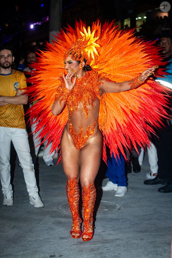 Fantasia de Mileide Mihaile representa o sol