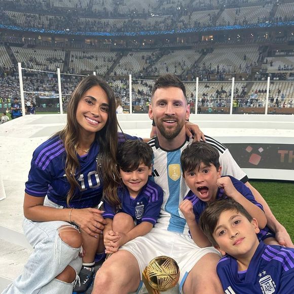 Lionel Messi, campeão da Copa do Mundo 2022, em foto com a mulher, Antonela Rocuzzo, e os 3 filhos