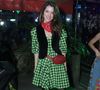 Vestido verde xadrez com meia-calça: a produção de Nathalia Dill é divertida e com personalidade