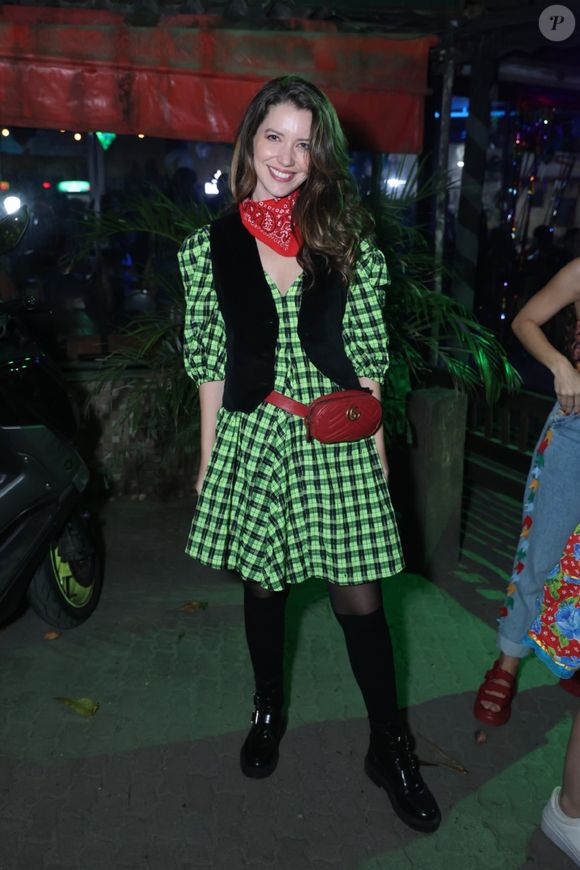 Vestido verde xadrez com meia-calça: a produção de Nathalia Dill é divertida e com personalidade