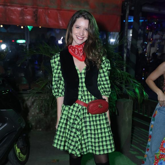 Vestido verde xadrez com meia-calça: a produção de Nathalia Dill é divertida e com personalidade