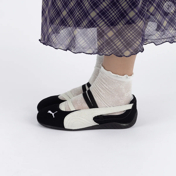 Com visual delicado e perfil slim, o Puma Speedcat Ballet chama atenção pelo design sofisticado e surge como uma alternativa fashion para quem busca conforto sem abrir mão do estilo