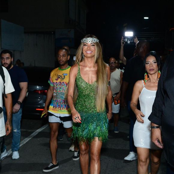Carnaval 2025 com Patrícia Poeta: no topo da cabeça, a jornalista usou uma tiara com pedras também na cor verde.