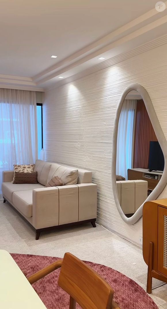 Renata aposta no minimalismo com personalidade e imprime sua história na decoração