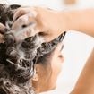Katrina Riera, especialista em cabelos na Espanha: 'Massagear o couro cabeludo por um minuto com os dedos ao aplicar o shampoo com uma intensidade suave ou média, ajuda a melhorar o crescimento do cabelo'