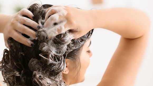 Katrina Riera, especialista em cabelos na Espanha: 'Massagear o couro cabeludo por um minuto com os dedos ao aplicar o shampoo com uma intensidade suave ou média, ajuda a melhorar o crescimento do cabelo'