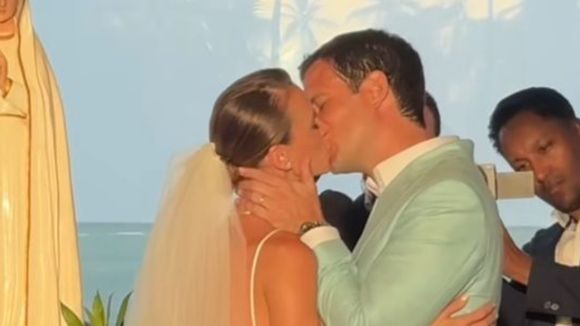 Casamento de Renata Kuerten e Beto Senna: apresentadora do 'Esquadrão da Moda' aposta em vestido de seda minimalista para cerimônia elegante. Veja fotos!