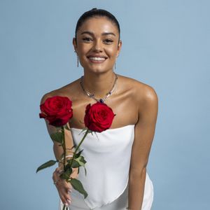 Sophie Charlotte escoheu look branco tomara que caia para show de Roberto Carlos