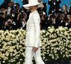 Ao pisar no tapete vermelho do Met Gala 2025, Zendaya surpreendeu com um terno Louis Vuitton personalizado, estilizado por Law Roach
