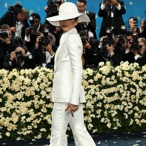 Ao pisar no tapete vermelho do Met Gala 2025, Zendaya surpreendeu com um terno Louis Vuitton personalizado, estilizado por Law Roach