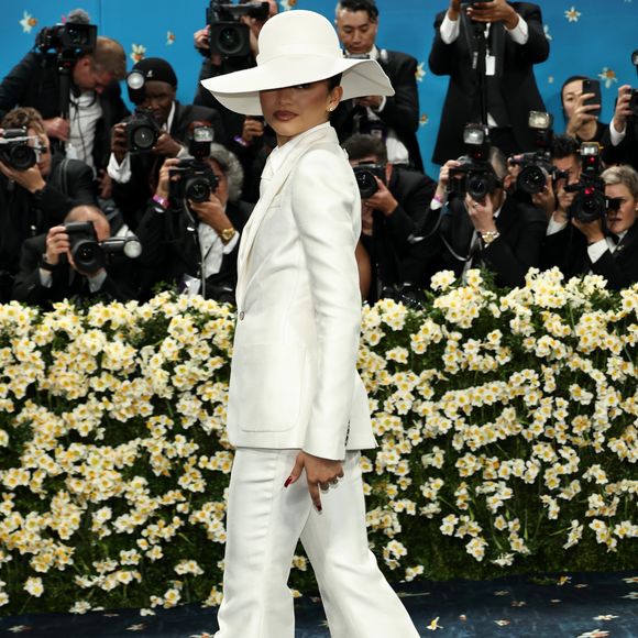 Ao pisar no tapete vermelho do Met Gala 2025, Zendaya surpreendeu com um terno Louis Vuitton personalizado, estilizado por Law Roach