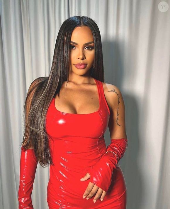 Por muitos anos, a cantora se tornou refém do alongamento após uma técnica danificar seus fios naturais