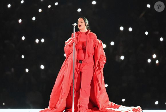 Rihanna foi envolvida em rumores de um possível show gratuito em Copacabana, depois de Madonna e Lady Gaga