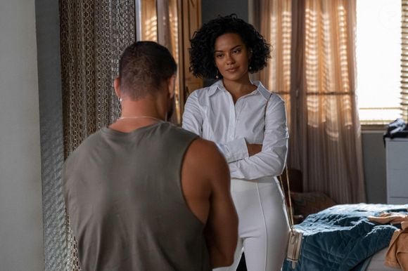 Maria de Fátima (Bella Campos) conta a César (Cauã Reymond) que subornou funcionária de laboratório para colocar Afonso (Humberto Carrão) como pai do seu bebê na novela 'Vale Tudo', capítulo de quarta-feira 20 de agosto de 2025