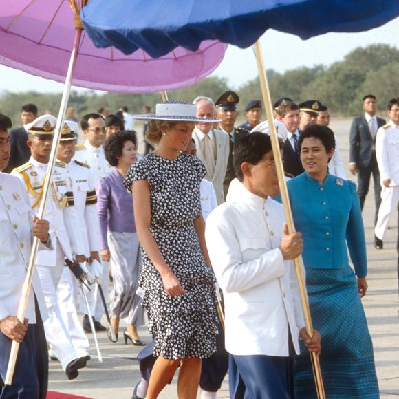 Favoritos de Lady Diana, os slingbacks bicolores combinam elegância, estabilidade e charme atemporal, atravessando décadas sem perder relevância