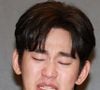 Kim Soo-hyun é alvo de ataques após polêmica com Kim Sae-ron destruir 'Rainha das Lágrimas' em premiação: 'O carma dele é merecido'