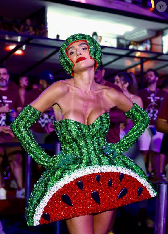 Carnaval 2025: Deborah Secco no 1º dia dos desfiles do Grupo Especial na Sapucaí