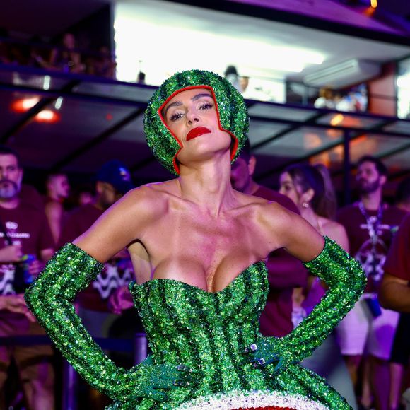 Carnaval 2025: Deborah Secco no 1º dia dos desfiles do Grupo Especial na Sapucaí