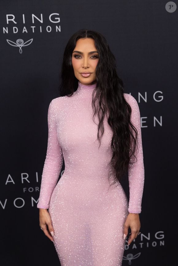 2023: neste look rosa colado, Kim Kardashian valorizou seu corpo esculpido, que segundo ela é fruto de uma dieta