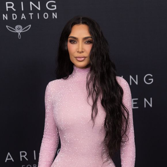 2023: neste look rosa colado, Kim Kardashian valorizou seu corpo esculpido, que segundo ela é fruto de uma dieta