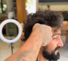 Renato aparece com os cabelos mais curtos, mas mantém a barba comprida. E a escolha faz bastante sentido porque Heitor surgirá na novela com aparência de andarilho, depois de passar anos longe da família.